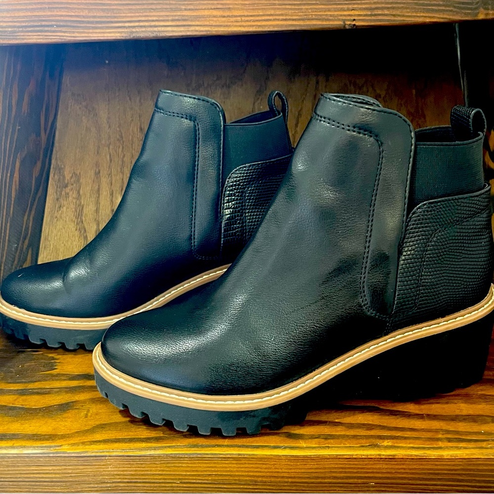 DV Dolce Vita Women's Rielle Wedge Lug Chelsea Booties